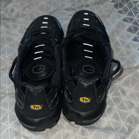 Sleek Black Sports Sneakers - Picture 3 of 6
